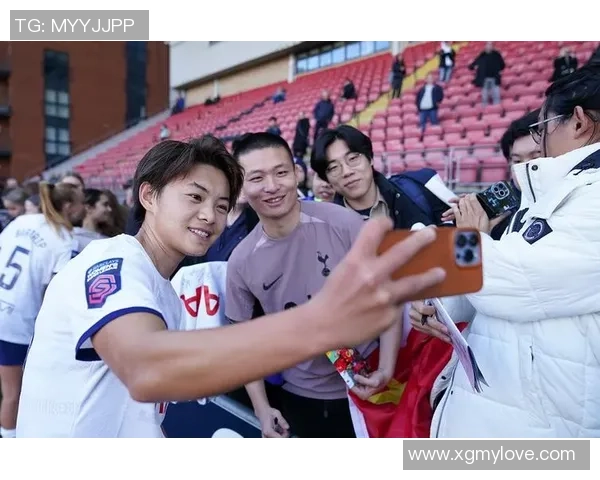 球迷机场偶遇足球巨星引发热烈追捧现场气氛高涨瞬间成热门话题