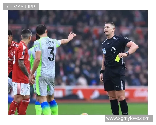 足球明星犯规风波：场上冲突与裁判判罚引发激烈争议