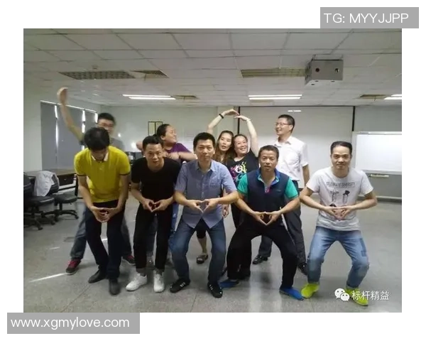 足球球星精彩瞬间动作合拍展现个人风采与团队协作的完美融合